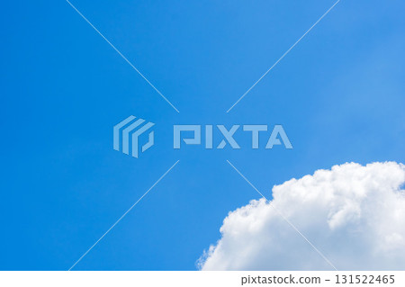 夏日藍天和夏日雲彩在陽光下閃耀 69 131522465
