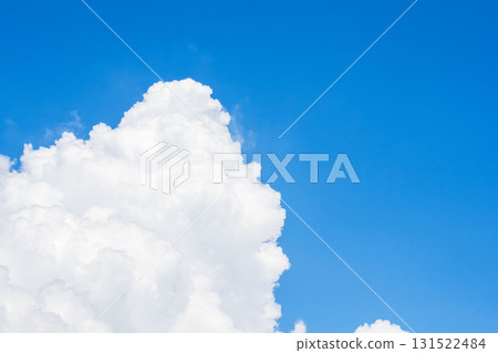 夏日藍天和夏日雲彩在陽光下閃耀 88 131522484
