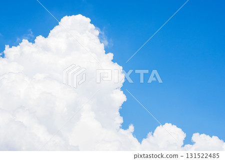 夏日藍天和夏日雲彩在陽光下閃耀 89 131522485