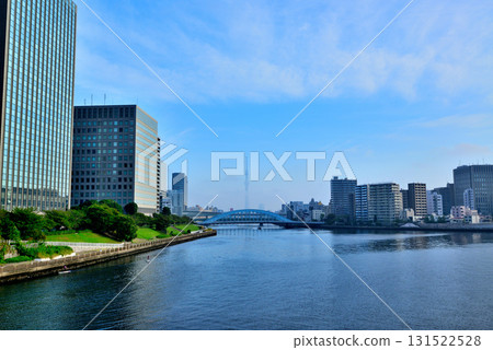 東京隅田川中央大橋和晴空塔籠罩在晨霧中 東京隅田川中央大橋和晴空塔籠罩在晨霧中 131522528