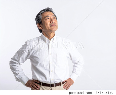 一位老人雙手叉腰，斜視上方。人工智慧生成的圖像 131523159