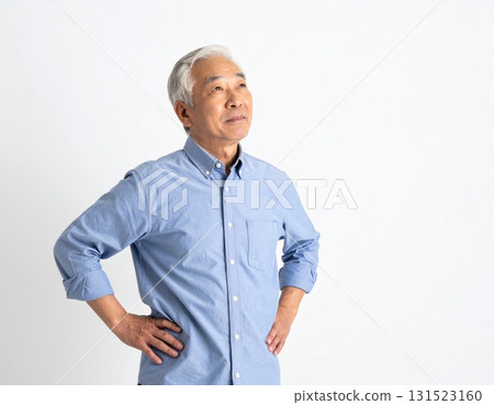 一位老人雙手叉腰，斜視上方。人工智慧生成的圖像 131523160