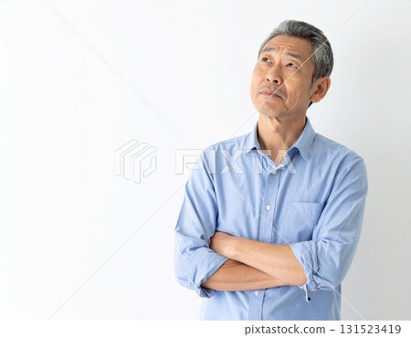 一位老人雙臂交叉，斜視上方。人工智慧生成的圖像 131523419