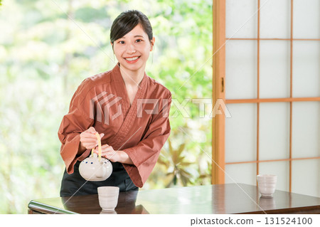 女旅館工作人員中井在溫泉旅館的客房倒茶 女旅館工作人員中井在溫泉旅館的客房倒茶 131524100