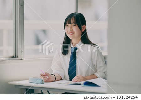 初中女生上課 131524254