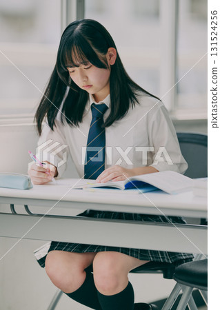 Junior high school girls taking classes 131524256