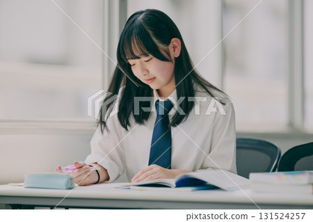 初中女生上課 131524257