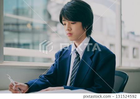 初中生在補習班學習 131524592