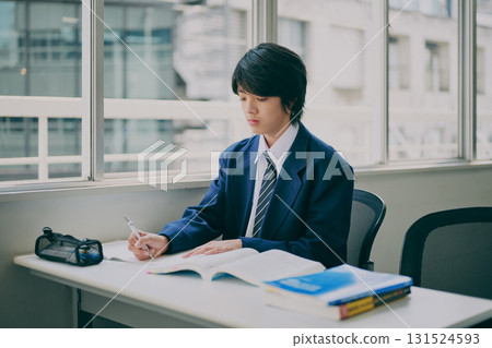 初中生在補習班學習 初中生在補習班學習 131524593