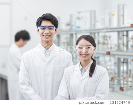 實驗室裡微笑的男人與女人，研究、科學、實驗的形象 131524749