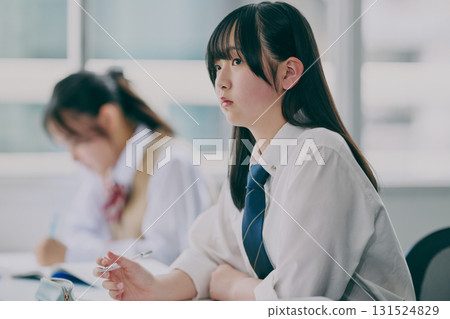國中生在教室裡學習 國中生在教室裡學習 131524829