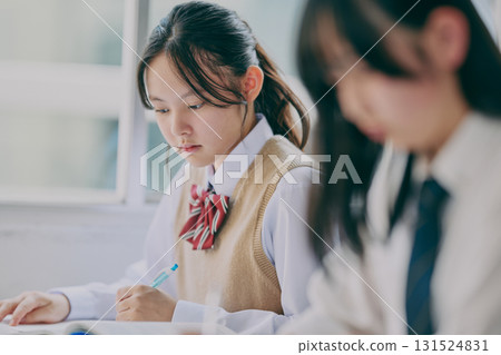 國中生在教室裡學習 131524831