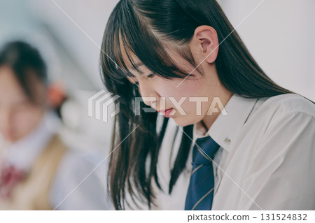 國中生在教室裡學習 131524832