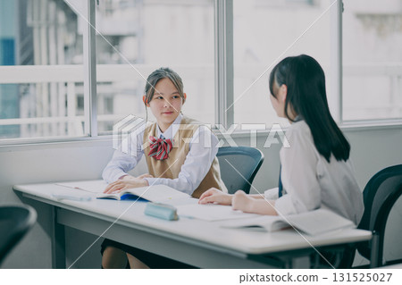 初中生在補習班學習 131525027