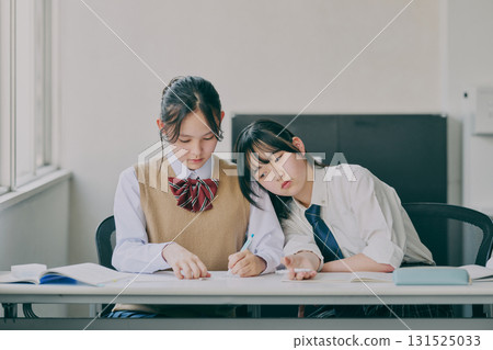 Junior high school students studying in a cram school 131525033