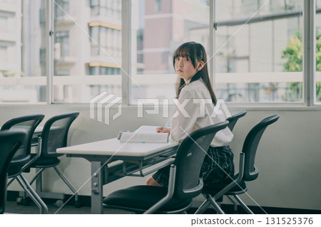 中學生去補習班學校 131525376