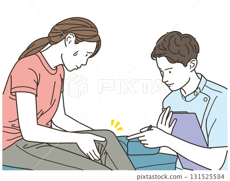 女患者向醫療保健專業人員諮詢膝蓋疼痛問題 131525584