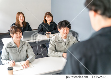 穿著工作服的商人和婦女聽會議/會議/演示 穿著工作服的商人和婦女聽會議/會議/演示 131525689