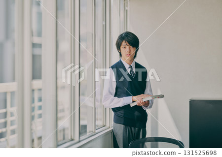一名男學生表情嚴肅地學習 131525698