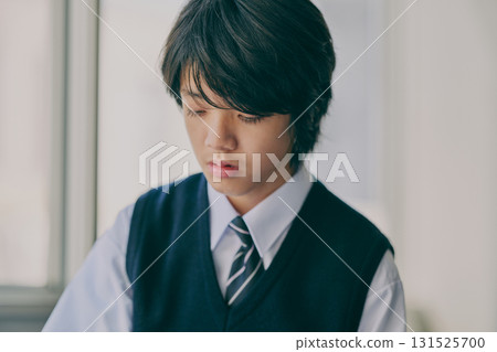 一名男學生表情嚴肅地學習 一名男學生表情嚴肅地學習 131525700