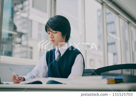 一名男學生表情嚴肅地學習 131525703