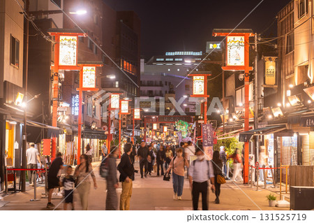 《東京》淺草之夜，繁華的電瓶院街 131525719