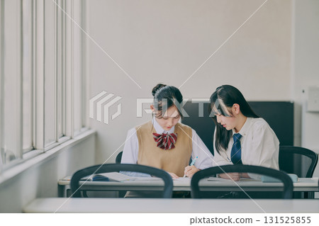 上補習班的女學生 上補習班的女學生 131525855