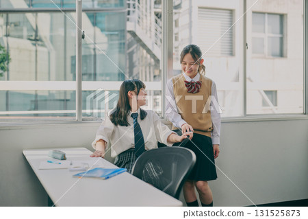 上補習班的女學生 131525873