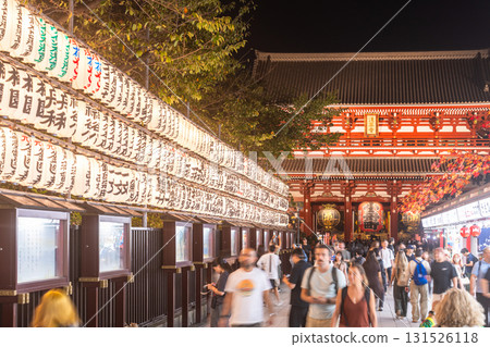 東京：夜晚的淺草，仲見世商街裝點秋日 131526118