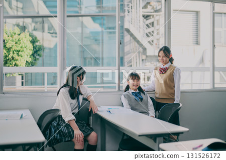 國中女生在窗邊聊天 國中女生在窗邊聊天 131526172