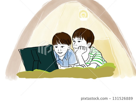 孩子們在帳篷裡休息，看著平板電腦 131526889