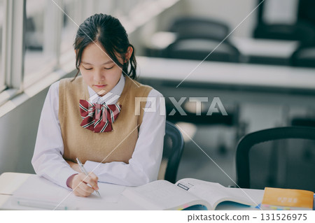 女國中生在補習班教室學習 131526975