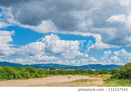 京都府八幡市上津屋橋上游木津川乾涸的河床 京都府八幡市上津屋橋上游木津川乾涸的河床 131527345