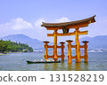 The large torii gate of Itsukushima Shrine, one of the Three Most Scenic Spots of Japan (Miyajimacho, Hatsukaichi City, Hiroshima Prefecture) 131528219