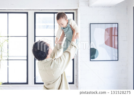 Baby and dad 131528275