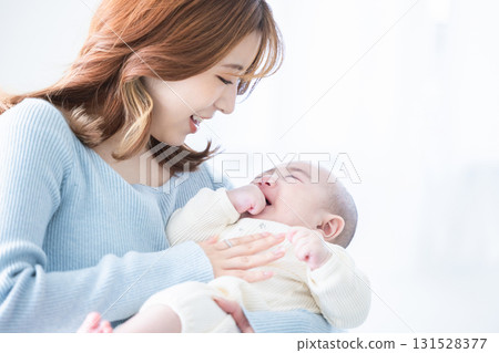 一位抱著嬰兒的母親 131528377