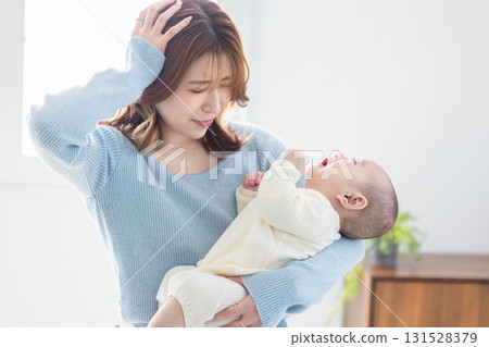 一位抱著嬰兒的母親 131528379