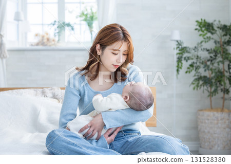一位抱著嬰兒的母親 131528380