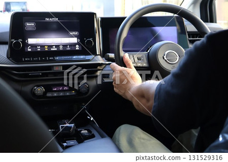 男性開車、通勤、開車旅行等。 男性開車、通勤、開車旅行等。 131529316
