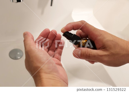 男性辦公室職員使用男士化妝品護理皮膚 131529322