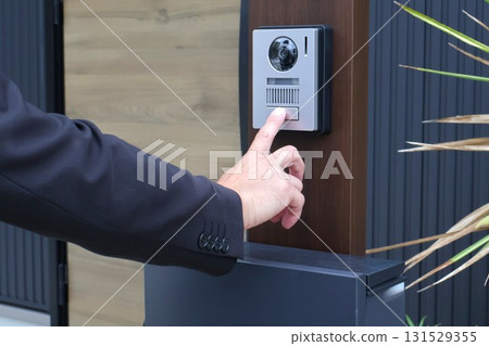 男手按對講機 131529355