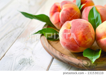 新鮮閃亮的粉紅色桃子 131530110