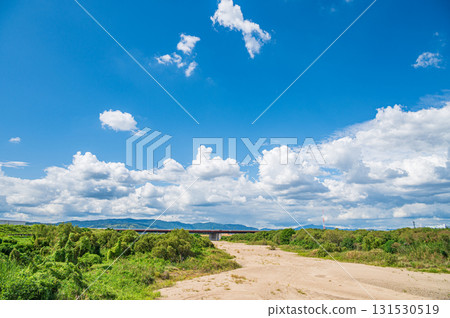 The dried-up riverbed of the Kizu River downstream of Kozuya Bridge, Yawata City, Kyoto Prefecture The dried-up riverbed of the Kizu River downstream of Kozuya Bridge, Yawata City, Kyoto Prefecture 131530519