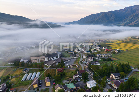 清晨透過雲海看到的白馬村街景。長野縣白馬村(無人機空拍) 清晨透過雲海看到的白馬村街景。長野縣白馬村(無人機空拍) 131531948