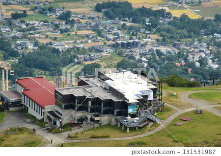 從長野縣白馬村的阿爾卑斯山四人纜車上看到的 Usagidaira Terrace 和白馬村天際線 131531987