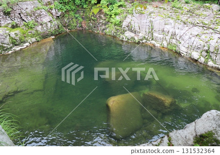 奧津溪綠色水面上可見的巨石 131532364