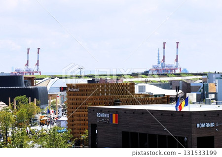 大阪世博會羅馬尼亞館和波蘭館的景色 131533199