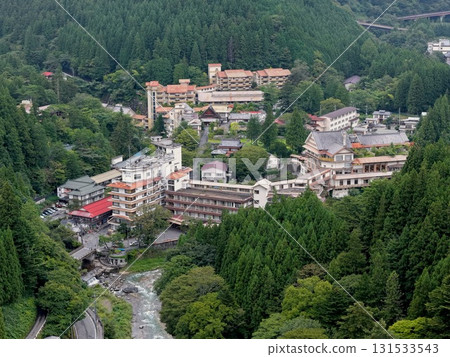 群馬縣四萬溫泉的溫泉街和旅館的鳥瞰圖 131533543