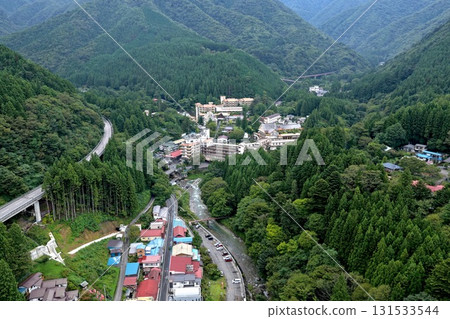 群馬縣四萬溫泉的溫泉街和旅館的鳥瞰圖 131533544