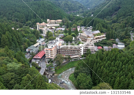 群馬縣四萬溫泉的溫泉街和旅館的鳥瞰圖 131533546